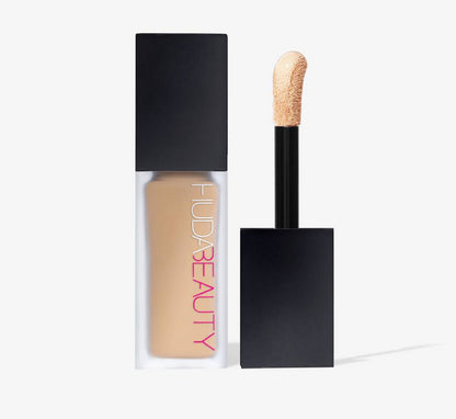 Sample Huda Beauty Concealer