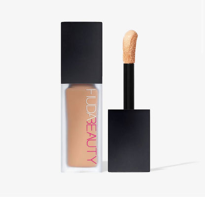 Sample Huda Beauty Concealer